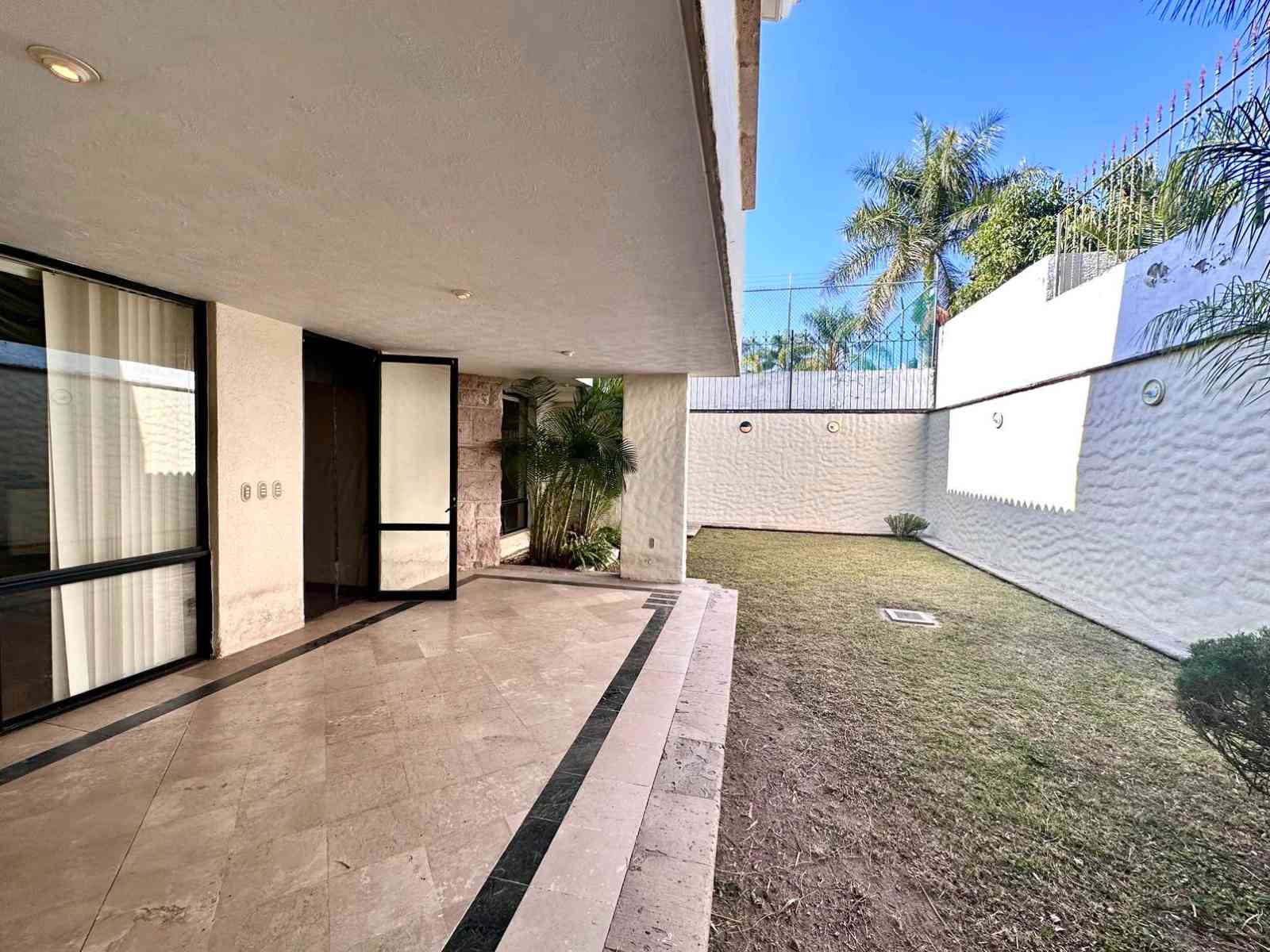 jardín en casa en venta en bugambilias zapopan