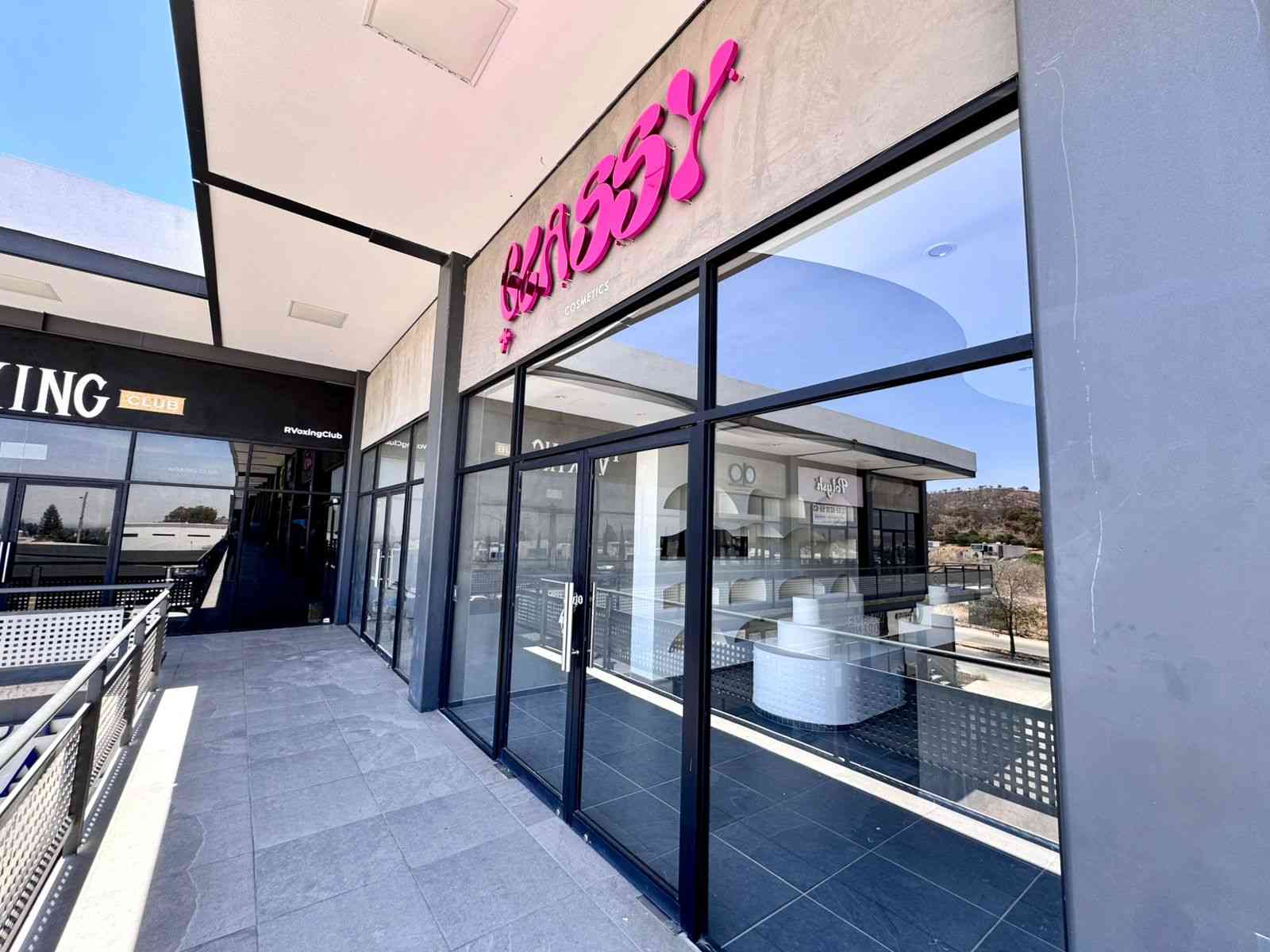 Plaza Trivent-Local 29-13 fachada de Local 19 Plaza Triventi Tlajomulco en Venta
