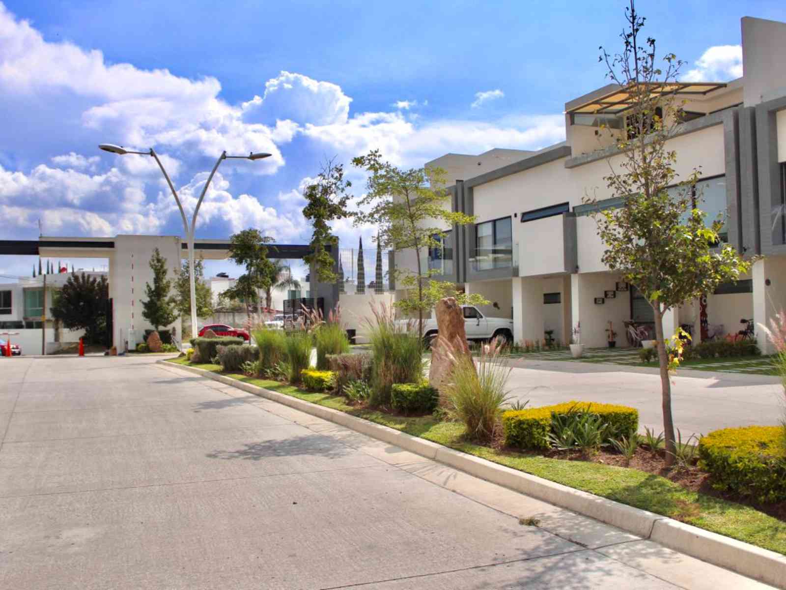 entrada de terreno en venta en triventi residencial tlajomulco