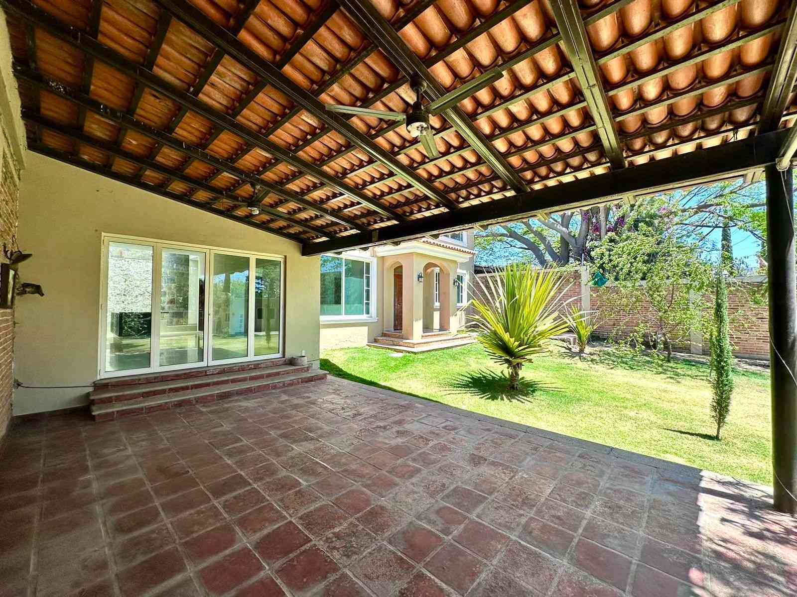 jardín de casa en venta en la venta el astillero zapopan